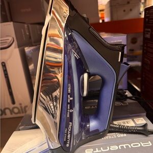 Rowen White and Red Steam Iron